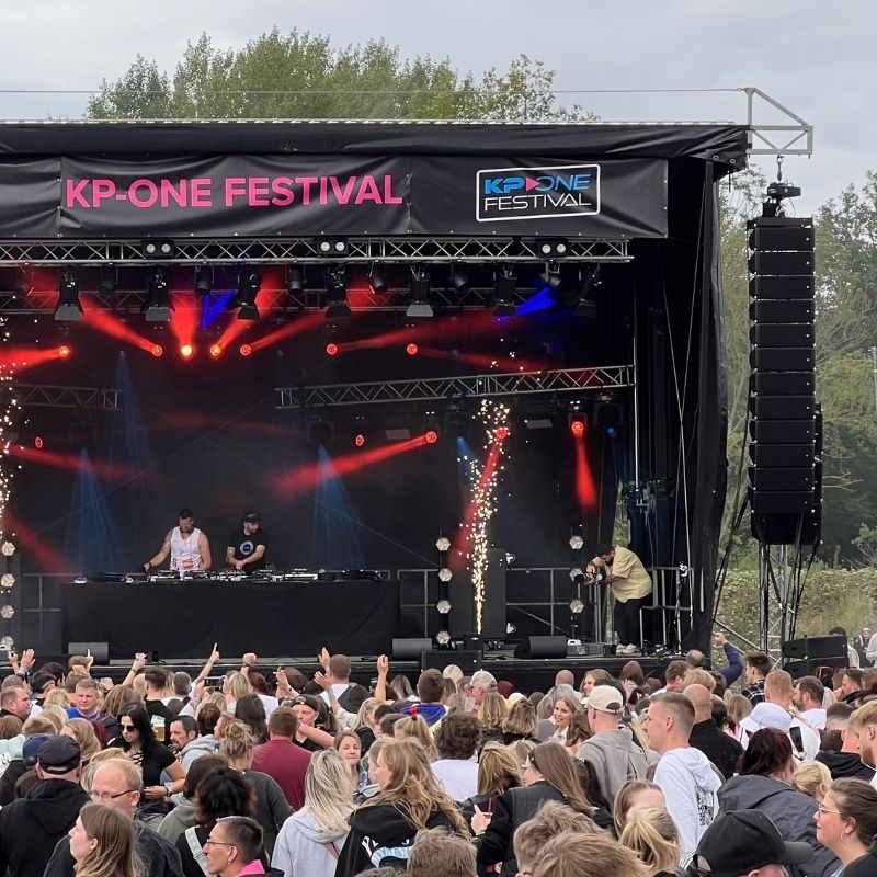 Bühne des KP-ONE Festival mit Menschenmasse