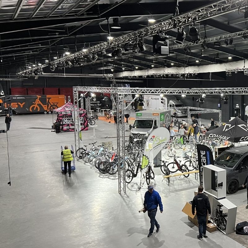 Fahrradmesse im Aufbau