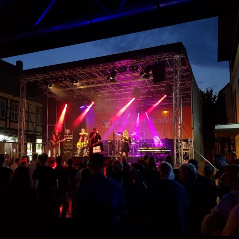 Bühne bei Nacht mit Menschenmasse